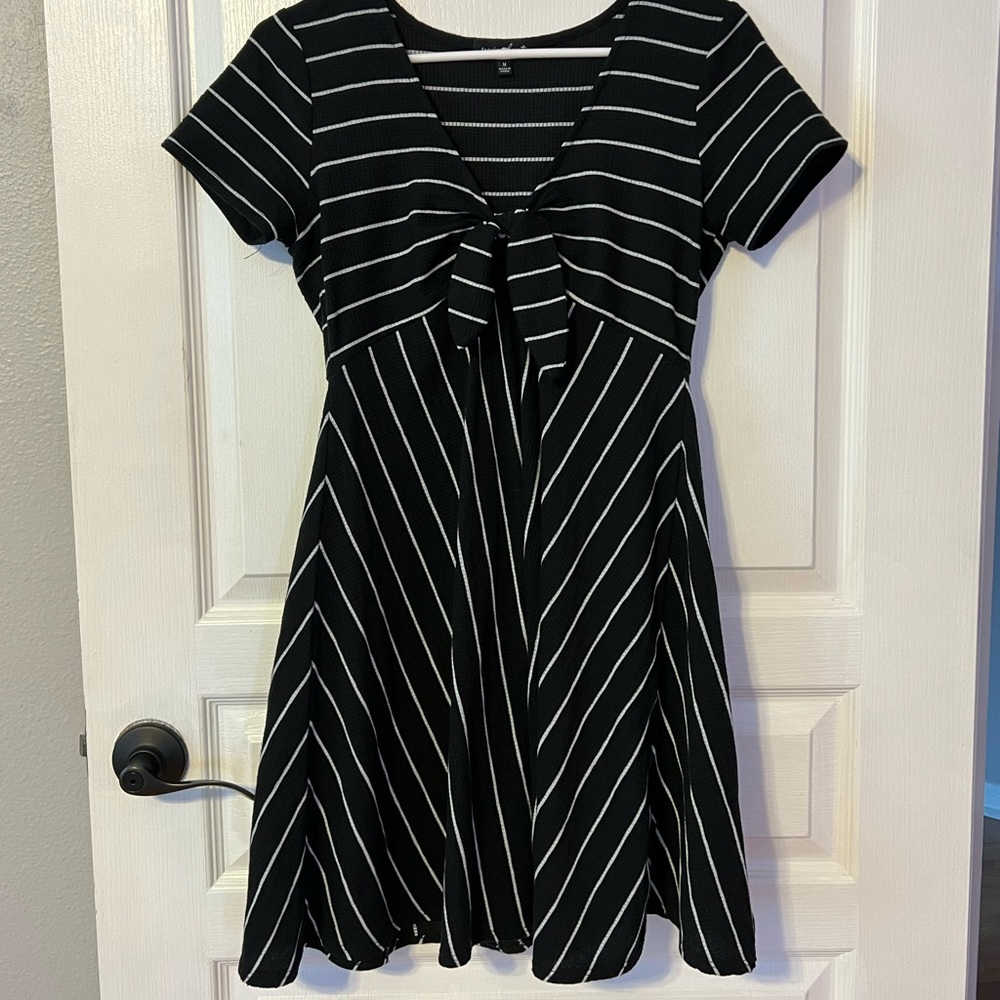 Black and White V neck dress with a tie in the front